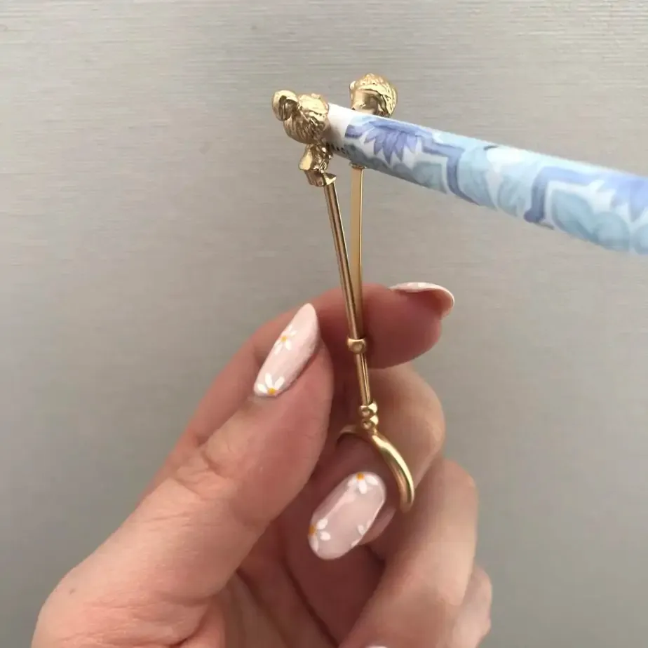 Peace-Of-Mind Smoke Holder Kiss - Image 4